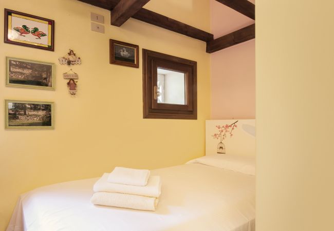 Villa in Castelgomberto - Giardino di Sibilla - Liebevoll rennovierter Bauernhof mit Pool auf den Hügeln bei Vicenza mit zwei Wohnungen für insgesamt 15 Personen. Villa in Castelgomberto - Giardino di Sibilla - Liebevoll rennovierter Bauernhof mit Pool auf den Hügeln bei Vicenza mit zwei Wohnungen für insgesamt 15 Personen.