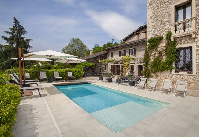 Villa in Castelgomberto - Giardino di Sibilla - Liebevoll rennovierter Bauernhof mit Pool auf den Hügeln bei Vicenza mit zwei Wohnungen für insgesamt 15 Personen. Villa in Castelgomberto - Giardino di Sibilla - Liebevoll rennovierter Bauernhof mit Pool auf den Hügeln bei Vicenza mit zwei Wohnungen für insgesamt 15 Personen.
