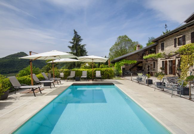 Villa in Castelgomberto - Giardino di Sibilla - Liebevoll rennovierter Bauernhof mit Pool auf den Hügeln bei Vicenza mit zwei Wohnungen für insgesamt 15 Personen. Villa in Castelgomberto - Giardino di Sibilla - Liebevoll rennovierter Bauernhof mit Pool auf den Hügeln bei Vicenza mit zwei Wohnungen für insgesamt 15 Personen.