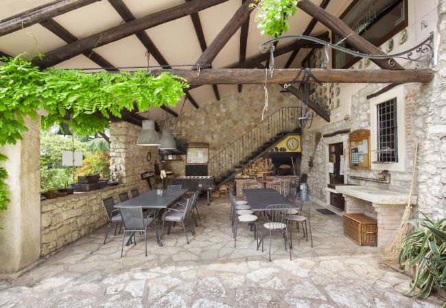 Villa in Castelgomberto - Giardino di Sibilla - Liebevoll rennovierter Bauernhof mit Pool auf den Hügeln bei Vicenza mit zwei Wohnungen für insgesamt 15 Personen. Villa in Castelgomberto - Giardino di Sibilla - Liebevoll rennovierter Bauernhof mit Pool auf den Hügeln bei Vicenza mit zwei Wohnungen für insgesamt 15 Personen.