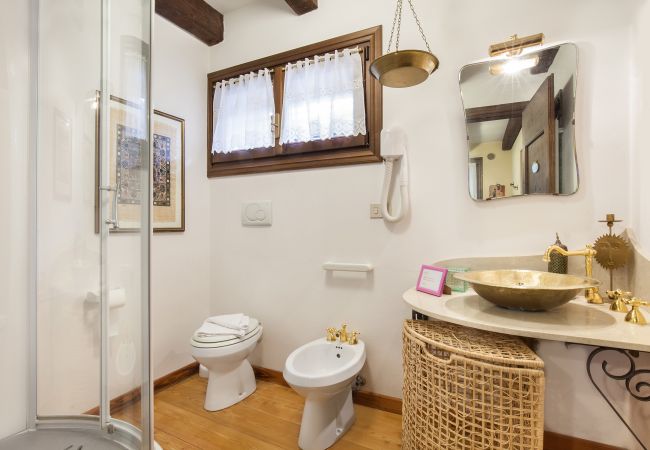 Villa in Castelgomberto - Giardino di Sibilla - Liebevoll rennovierter Bauernhof mit Pool auf den Hügeln bei Vicenza mit zwei Wohnungen für insgesamt 15 Personen. Villa in Castelgomberto - Giardino di Sibilla - Liebevoll rennovierter Bauernhof mit Pool auf den Hügeln bei Vicenza mit zwei Wohnungen für insgesamt 15 Personen.