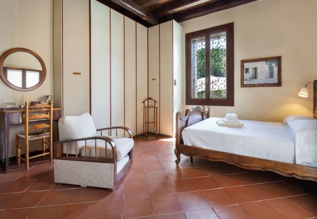 Villa in Castelgomberto - Giardino di Sibilla - Liebevoll rennovierter Bauernhof mit Pool auf den Hügeln bei Vicenza mit zwei Wohnungen für insgesamt 15 Personen. Villa in Castelgomberto - Giardino di Sibilla - Liebevoll rennovierter Bauernhof mit Pool auf den Hügeln bei Vicenza mit zwei Wohnungen für insgesamt 15 Personen.