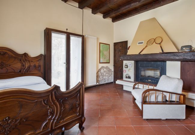 Villa in Castelgomberto - Giardino di Sibilla - Liebevoll rennovierter Bauernhof mit Pool auf den Hügeln bei Vicenza mit zwei Wohnungen für insgesamt 15 Personen. Villa in Castelgomberto - Giardino di Sibilla - Liebevoll rennovierter Bauernhof mit Pool auf den Hügeln bei Vicenza mit zwei Wohnungen für insgesamt 15 Personen.