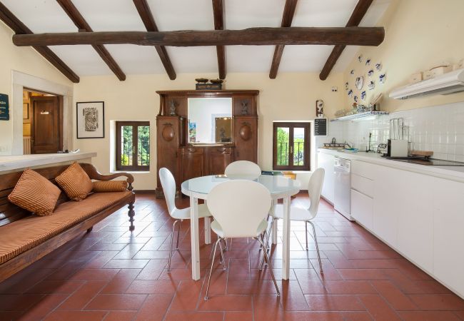 Villa in Castelgomberto - Giardino di Sibilla - Liebevoll rennovierter Bauernhof mit Pool auf den Hügeln bei Vicenza mit zwei Wohnungen für insgesamt 15 Personen. Villa in Castelgomberto - Giardino di Sibilla - Liebevoll rennovierter Bauernhof mit Pool auf den Hügeln bei Vicenza mit zwei Wohnungen für insgesamt 15 Personen.