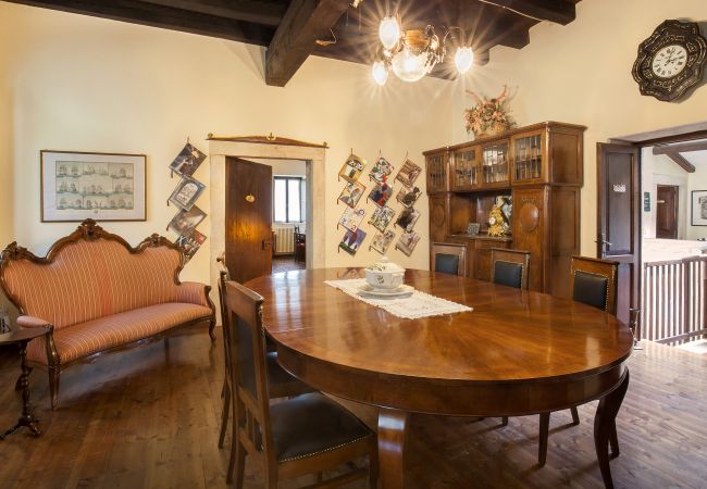 Villa in Castelgomberto - Giardino di Sibilla - Liebevoll rennovierter Bauernhof mit Pool auf den Hügeln bei Vicenza mit zwei Wohnungen für insgesamt 15 Personen. Villa in Castelgomberto - Giardino di Sibilla - Liebevoll rennovierter Bauernhof mit Pool auf den Hügeln bei Vicenza mit zwei Wohnungen für insgesamt 15 Personen.