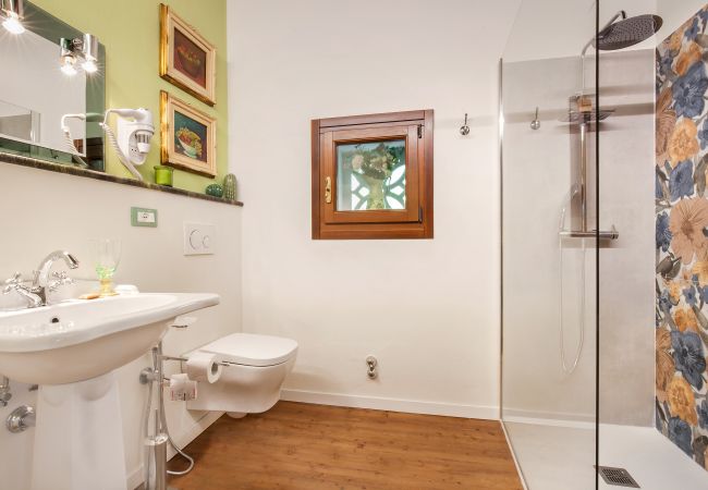 Villa in Castelgomberto - Giardino di Sibilla - Liebevoll rennovierter Bauernhof mit Pool auf den Hügeln bei Vicenza mit zwei Wohnungen für insgesamt 15 Personen. Villa in Castelgomberto - Giardino di Sibilla - Liebevoll rennovierter Bauernhof mit Pool auf den Hügeln bei Vicenza mit zwei Wohnungen für insgesamt 15 Personen.