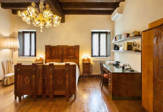 Villa in Castelgomberto - Giardino di Sibilla - Liebevoll rennovierter Bauernhof mit Pool auf den Hügeln bei Vicenza mit zwei Wohnungen für insgesamt 15 Personen. Villa in Castelgomberto - Giardino di Sibilla - Liebevoll rennovierter Bauernhof mit Pool auf den Hügeln bei Vicenza mit zwei Wohnungen für insgesamt 15 Personen.
