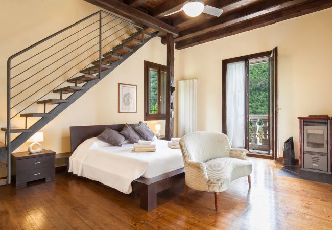 Villa in Castelgomberto - Giardino di Sibilla - Liebevoll rennovierter Bauernhof mit Pool auf den Hügeln bei Vicenza mit zwei Wohnungen für insgesamt 15 Personen. Villa in Castelgomberto - Giardino di Sibilla - Liebevoll rennovierter Bauernhof mit Pool auf den Hügeln bei Vicenza mit zwei Wohnungen für insgesamt 15 Personen.