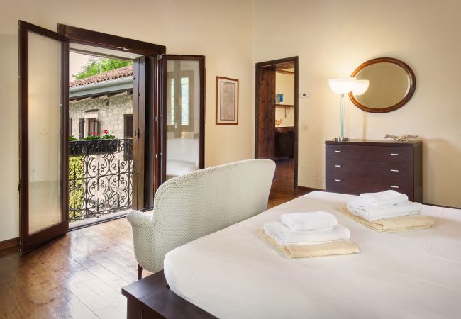 Villa in Castelgomberto - Giardino di Sibilla - Liebevoll rennovierter Bauernhof mit Pool auf den Hügeln bei Vicenza mit zwei Wohnungen für insgesamt 15 Personen. Villa in Castelgomberto - Giardino di Sibilla - Liebevoll rennovierter Bauernhof mit Pool auf den Hügeln bei Vicenza mit zwei Wohnungen für insgesamt 15 Personen.