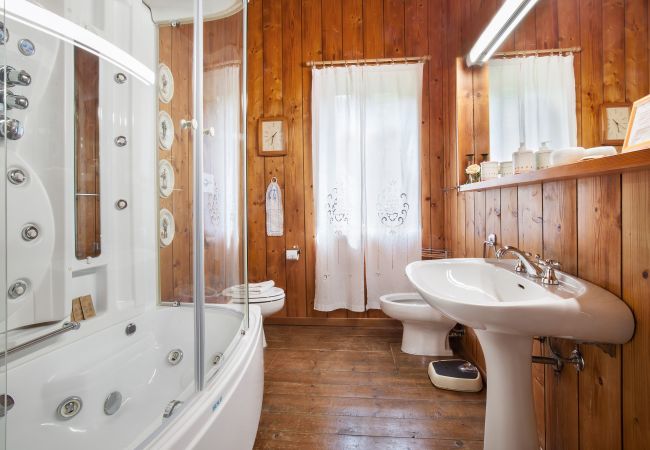 Villa in Castelgomberto - Giardino di Sibilla - Liebevoll rennovierter Bauernhof mit Pool auf den Hügeln bei Vicenza mit zwei Wohnungen für insgesamt 15 Personen. Villa in Castelgomberto - Giardino di Sibilla - Liebevoll rennovierter Bauernhof mit Pool auf den Hügeln bei Vicenza mit zwei Wohnungen für insgesamt 15 Personen.