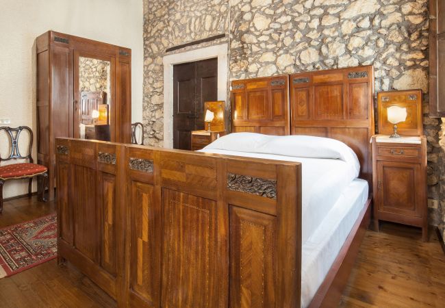 Villa in Castelgomberto - Giardino di Sibilla - Liebevoll rennovierter Bauernhof mit Pool auf den Hügeln bei Vicenza mit zwei Wohnungen für insgesamt 15 Personen. Villa in Castelgomberto - Giardino di Sibilla - Liebevoll rennovierter Bauernhof mit Pool auf den Hügeln bei Vicenza mit zwei Wohnungen für insgesamt 15 Personen.