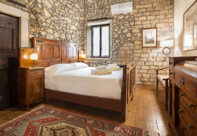 Villa in Castelgomberto - Giardino di Sibilla - Liebevoll rennovierter Bauernhof mit Pool auf den Hügeln bei Vicenza mit zwei Wohnungen für insgesamt 15 Personen. Villa in Castelgomberto - Giardino di Sibilla - Liebevoll rennovierter Bauernhof mit Pool auf den Hügeln bei Vicenza mit zwei Wohnungen für insgesamt 15 Personen.