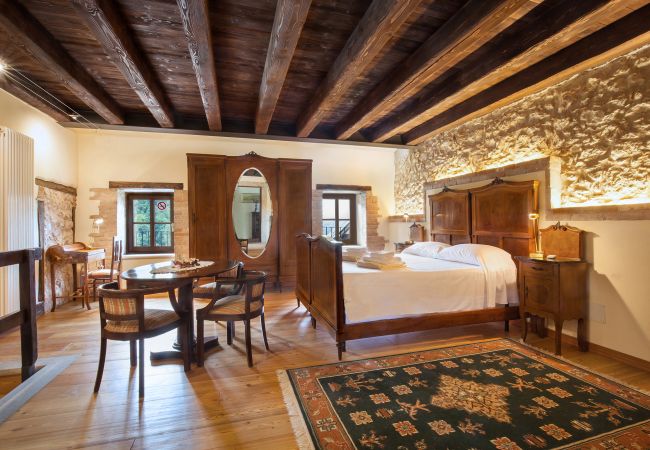 Villa in Castelgomberto - Giardino di Sibilla - Liebevoll rennovierter Bauernhof mit Pool auf den Hügeln bei Vicenza mit zwei Wohnungen für insgesamt 15 Personen. Villa in Castelgomberto - Giardino di Sibilla - Liebevoll rennovierter Bauernhof mit Pool auf den Hügeln bei Vicenza mit zwei Wohnungen für insgesamt 15 Personen.