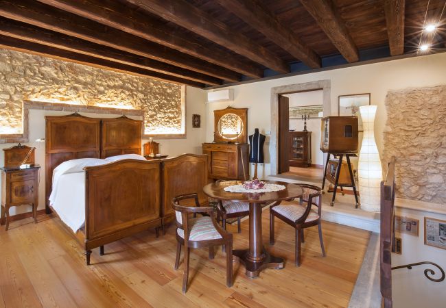 Villa in Castelgomberto - Giardino di Sibilla - Liebevoll rennovierter Bauernhof mit Pool auf den Hügeln bei Vicenza mit zwei Wohnungen für insgesamt 15 Personen. Villa in Castelgomberto - Giardino di Sibilla - Liebevoll rennovierter Bauernhof mit Pool auf den Hügeln bei Vicenza mit zwei Wohnungen für insgesamt 15 Personen.