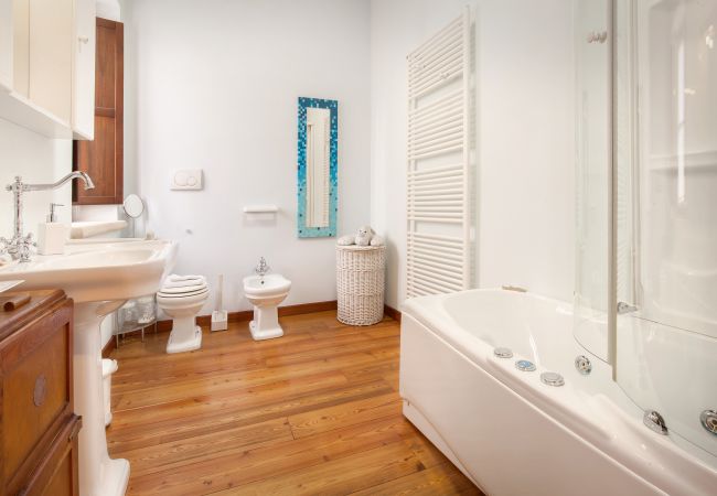 Villa in Castelgomberto - Giardino di Sibilla - Liebevoll rennovierter Bauernhof mit Pool auf den Hügeln bei Vicenza mit zwei Wohnungen für insgesamt 15 Personen. Villa in Castelgomberto - Giardino di Sibilla - Liebevoll rennovierter Bauernhof mit Pool auf den Hügeln bei Vicenza mit zwei Wohnungen für insgesamt 15 Personen.