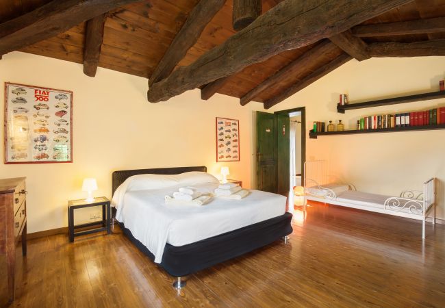 Villa in Castelgomberto - Giardino di Sibilla - Liebevoll rennovierter Bauernhof mit Pool auf den Hügeln bei Vicenza mit zwei Wohnungen für insgesamt 15 Personen. Villa in Castelgomberto - Giardino di Sibilla - Liebevoll rennovierter Bauernhof mit Pool auf den Hügeln bei Vicenza mit zwei Wohnungen für insgesamt 15 Personen.
