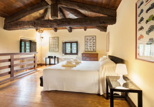 Villa in Castelgomberto - Giardino di Sibilla - Liebevoll rennovierter Bauernhof mit Pool auf den Hügeln bei Vicenza mit zwei Wohnungen für insgesamt 15 Personen. Villa in Castelgomberto - Giardino di Sibilla - Liebevoll rennovierter Bauernhof mit Pool auf den Hügeln bei Vicenza mit zwei Wohnungen für insgesamt 15 Personen.