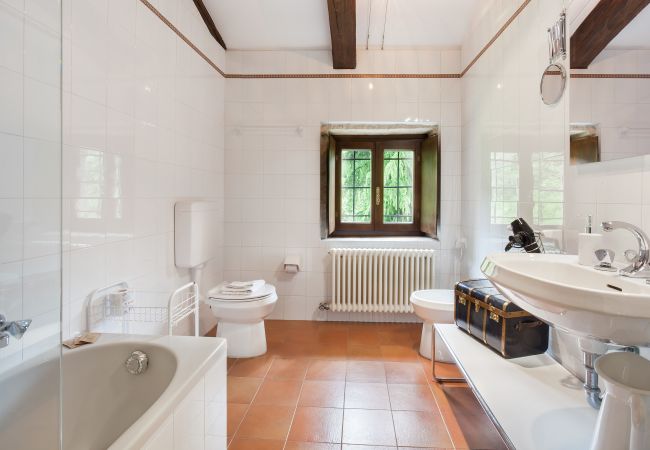 Villa in Castelgomberto - Giardino di Sibilla - Liebevoll rennovierter Bauernhof mit Pool auf den Hügeln bei Vicenza mit zwei Wohnungen für insgesamt 15 Personen. Villa in Castelgomberto - Giardino di Sibilla - Liebevoll rennovierter Bauernhof mit Pool auf den Hügeln bei Vicenza mit zwei Wohnungen für insgesamt 15 Personen.