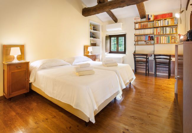 Villa in Castelgomberto - Giardino di Sibilla - Liebevoll rennovierter Bauernhof mit Pool auf den Hügeln bei Vicenza mit zwei Wohnungen für insgesamt 15 Personen. Villa in Castelgomberto - Giardino di Sibilla - Liebevoll rennovierter Bauernhof mit Pool auf den Hügeln bei Vicenza mit zwei Wohnungen für insgesamt 15 Personen.