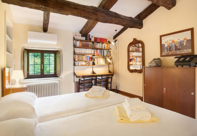 Villa in Castelgomberto - Giardino di Sibilla - Liebevoll rennovierter Bauernhof mit Pool auf den Hügeln bei Vicenza mit zwei Wohnungen für insgesamt 15 Personen. Villa in Castelgomberto - Giardino di Sibilla - Liebevoll rennovierter Bauernhof mit Pool auf den Hügeln bei Vicenza mit zwei Wohnungen für insgesamt 15 Personen.