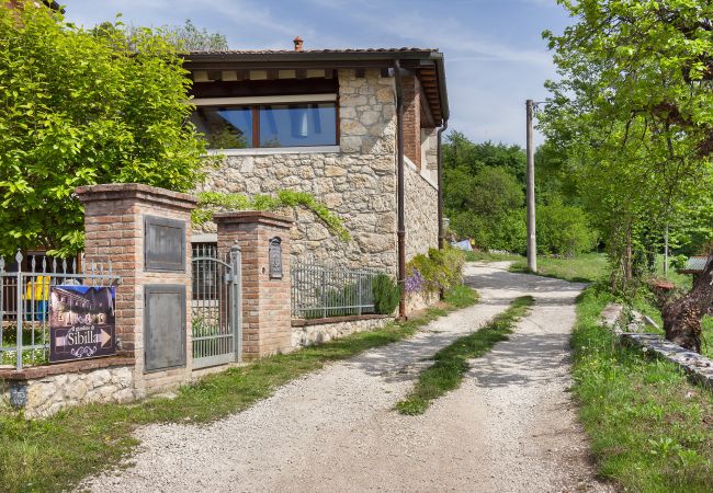 Villa in Castelgomberto - Giardino di Sibilla - Liebevoll rennovierter Bauernhof mit Pool auf den Hügeln bei Vicenza mit zwei Wohnungen für insgesamt 15 Personen. Villa in Castelgomberto - Giardino di Sibilla - Liebevoll rennovierter Bauernhof mit Pool auf den Hügeln bei Vicenza mit zwei Wohnungen für insgesamt 15 Personen.