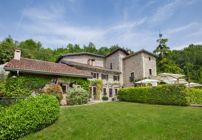 Villa in Castelgomberto - Giardino di Sibilla - Liebevoll rennovierter Bauernhof mit Pool auf den Hügeln bei Vicenza mit zwei Wohnungen für insgesamt 15 Personen. Villa in Castelgomberto - Giardino di Sibilla - Liebevoll rennovierter Bauernhof mit Pool auf den Hügeln bei Vicenza mit zwei Wohnungen für insgesamt 15 Personen.