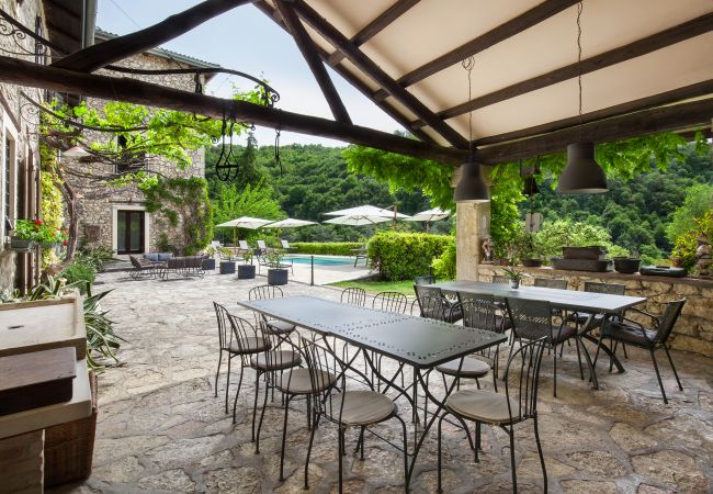 Villa in Castelgomberto - Giardino di Sibilla - Liebevoll rennovierter Bauernhof mit Pool auf den Hügeln bei Vicenza mit zwei Wohnungen für insgesamt 15 Personen. Villa in Castelgomberto - Giardino di Sibilla - Liebevoll rennovierter Bauernhof mit Pool auf den Hügeln bei Vicenza mit zwei Wohnungen für insgesamt 15 Personen.
