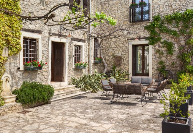 Villa in Castelgomberto - Giardino di Sibilla - Liebevoll rennovierter Bauernhof mit Pool auf den Hügeln bei Vicenza mit zwei Wohnungen für insgesamt 15 Personen. Villa in Castelgomberto - Giardino di Sibilla - Liebevoll rennovierter Bauernhof mit Pool auf den Hügeln bei Vicenza mit zwei Wohnungen für insgesamt 15 Personen.