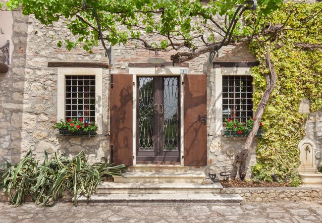 Villa in Castelgomberto - Giardino di Sibilla - Liebevoll rennovierter Bauernhof mit Pool auf den Hügeln bei Vicenza mit zwei Wohnungen für insgesamt 15 Personen. Villa in Castelgomberto - Giardino di Sibilla - Liebevoll rennovierter Bauernhof mit Pool auf den Hügeln bei Vicenza mit zwei Wohnungen für insgesamt 15 Personen.