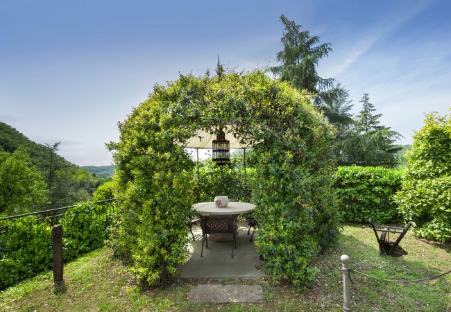 Villa in Castelgomberto - Giardino di Sibilla - Liebevoll rennovierter Bauernhof mit Pool auf den Hügeln bei Vicenza mit zwei Wohnungen für insgesamt 15 Personen. Villa in Castelgomberto - Giardino di Sibilla - Liebevoll rennovierter Bauernhof mit Pool auf den Hügeln bei Vicenza mit zwei Wohnungen für insgesamt 15 Personen.