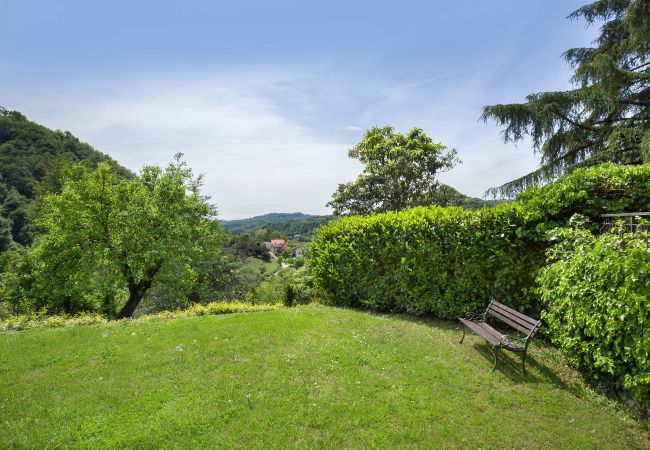 Villa in Castelgomberto - Giardino di Sibilla - Liebevoll rennovierter Bauernhof mit Pool auf den Hügeln bei Vicenza mit zwei Wohnungen für insgesamt 15 Personen. Villa in Castelgomberto - Giardino di Sibilla - Liebevoll rennovierter Bauernhof mit Pool auf den Hügeln bei Vicenza mit zwei Wohnungen für insgesamt 15 Personen.