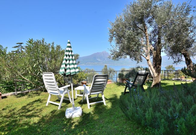 Villa in Torri del Benaco - Villa Retrò alle Rossone - Villa mit Garten und Seeblick oberhalb von Torri del Benaco. Geeignet für 7 Personen Villa in Torri del Benaco - Villa Retrò alle Rossone - Villa mit Garten und Seeblick oberhalb von Torri del Benaco. Geeignet für 7 Personen