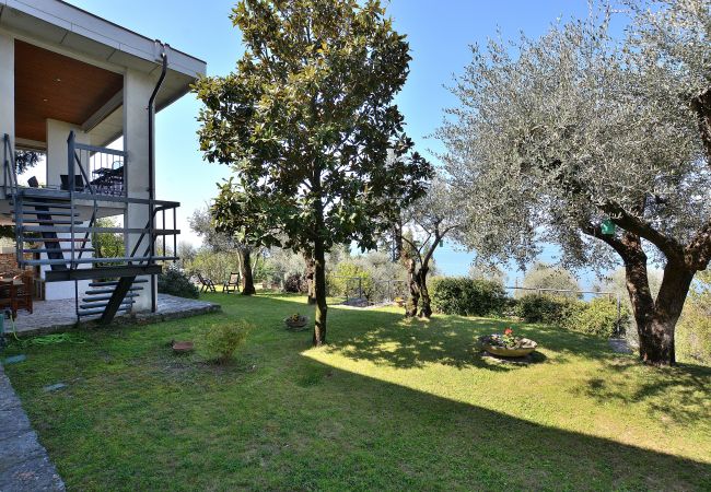 Villa in Torri del Benaco - Villa Retrò alle Rossone - Villa mit Garten und Seeblick oberhalb von Torri del Benaco. Geeignet für 7 Personen Villa in Torri del Benaco - Villa Retrò alle Rossone - Villa mit Garten und Seeblick oberhalb von Torri del Benaco. Geeignet für 7 Personen