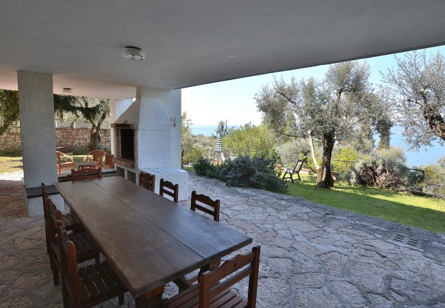 Villa in Torri del Benaco - Villa Retrò alle Rossone - Villa mit Garten und Seeblick oberhalb von Torri del Benaco. Geeignet für 7 Personen Villa in Torri del Benaco - Villa Retrò alle Rossone - Villa mit Garten und Seeblick oberhalb von Torri del Benaco. Geeignet für 7 Personen