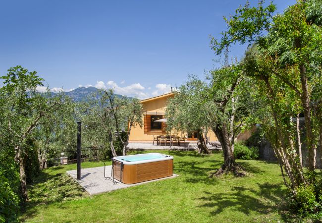 Villa in Torri del Benaco - Villa Carducci - Villa in ruhiger Lage in Pai, circa 6 km von Torri Del Benaco entfernt und ganz in der Nähe vom See und den Stränden mit 3 klimatisierten Schlafzimmern, privatem Garten, Terrasse und großem Balkon mit Seeblick. Geeignet für 6 Personen Villa in Torri del Benaco - Villa Carducci - Villa in ruhiger Lage in Pai, circa 6 km von Torri Del Benaco entfernt und ganz in der Nähe vom See und den Stränden mit 3 klimatisierten Schlafzimmern, privatem Garten, Terrasse und großem Balkon mit Seeblick. Geeignet für 6 Personen