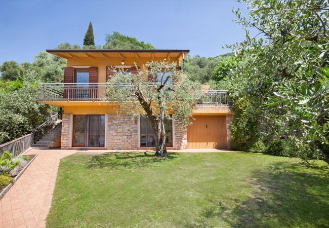 Villa in Torri del Benaco - Villa Carducci - Villa in ruhiger Lage in Pai, circa 6 km von Torri Del Benaco entfernt und ganz in der Nähe vom See und den Stränden mit 3 klimatisierten Schlafzimmern, privatem Garten, Terrasse und großem Balkon mit Seeblick. Geeignet für 6 Personen Villa in Torri del Benaco - Villa Carducci - Villa in ruhiger Lage in Pai, circa 6 km von Torri Del Benaco entfernt und ganz in der Nähe vom See und den Stränden mit 3 klimatisierten Schlafzimmern, privatem Garten, Terrasse und großem Balkon mit Seeblick. Geeignet für 6 Personen