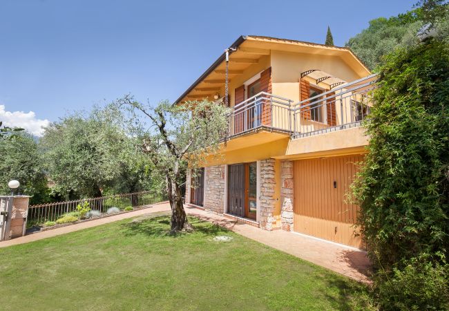 Villa in Torri del Benaco - Villa Carducci - Villa in ruhiger Lage in Pai, circa 6 km von Torri Del Benaco entfernt und ganz in der Nähe vom See und den Stränden mit 3 klimatisierten Schlafzimmern, privatem Garten, Terrasse und großem Balkon mit Seeblick. Geeignet für 6 Personen Villa in Torri del Benaco - Villa Carducci - Villa in ruhiger Lage in Pai, circa 6 km von Torri Del Benaco entfernt und ganz in der Nähe vom See und den Stränden mit 3 klimatisierten Schlafzimmern, privatem Garten, Terrasse und großem Balkon mit Seeblick. Geeignet für 6 Personen