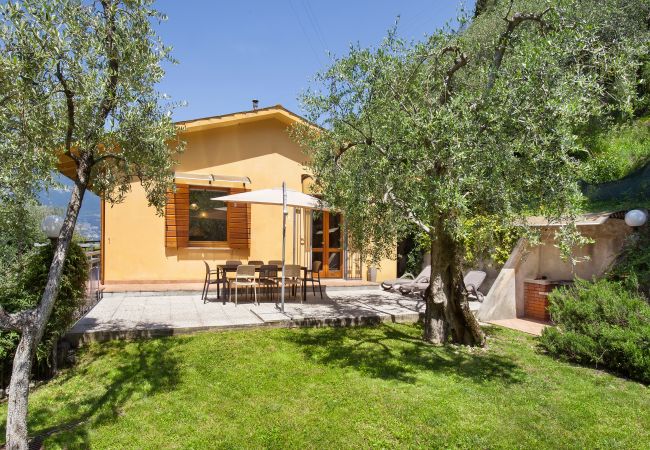 Villa in Torri del Benaco - Villa Carducci - Villa in ruhiger Lage in Pai, circa 6 km von Torri Del Benaco entfernt und ganz in der Nähe vom See und den Stränden mit 3 klimatisierten Schlafzimmern, privatem Garten, Terrasse und großem Balkon mit Seeblick. Geeignet für 6 Personen Villa in Torri del Benaco - Villa Carducci - Villa in ruhiger Lage in Pai, circa 6 km von Torri Del Benaco entfernt und ganz in der Nähe vom See und den Stränden mit 3 klimatisierten Schlafzimmern, privatem Garten, Terrasse und großem Balkon mit Seeblick. Geeignet für 6 Personen