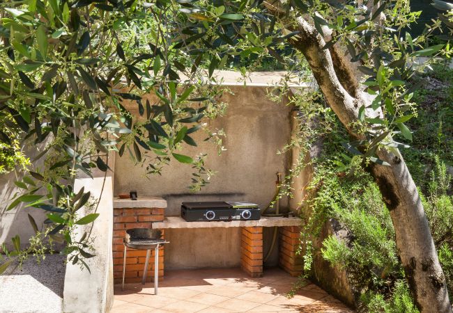 Villa in Torri del Benaco - Villa Carducci - Villa in ruhiger Lage in Pai, circa 6 km von Torri Del Benaco entfernt und ganz in der Nähe vom See und den Stränden mit 3 klimatisierten Schlafzimmern, privatem Garten, Terrasse und großem Balkon mit Seeblick. Geeignet für 6 Personen Villa in Torri del Benaco - Villa Carducci - Villa in ruhiger Lage in Pai, circa 6 km von Torri Del Benaco entfernt und ganz in der Nähe vom See und den Stränden mit 3 klimatisierten Schlafzimmern, privatem Garten, Terrasse und großem Balkon mit Seeblick. Geeignet für 6 Personen