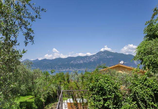 Villa in Torri del Benaco - Villa Carducci - Villa in ruhiger Lage in Pai, circa 6 km von Torri Del Benaco entfernt und ganz in der Nähe vom See und den Stränden mit 3 klimatisierten Schlafzimmern, privatem Garten, Terrasse und großem Balkon mit Seeblick. Geeignet für 6 Personen Villa in Torri del Benaco - Villa Carducci - Villa in ruhiger Lage in Pai, circa 6 km von Torri Del Benaco entfernt und ganz in der Nähe vom See und den Stränden mit 3 klimatisierten Schlafzimmern, privatem Garten, Terrasse und großem Balkon mit Seeblick. Geeignet für 6 Personen