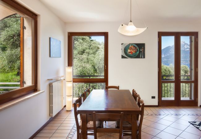 Villa in Torri del Benaco - Villa Carducci - Villa in ruhiger Lage in Pai, circa 6 km von Torri Del Benaco entfernt und ganz in der Nähe vom See und den Stränden mit 3 klimatisierten Schlafzimmern, privatem Garten, Terrasse und großem Balkon mit Seeblick. Geeignet für 6 Personen Villa in Torri del Benaco - Villa Carducci - Villa in ruhiger Lage in Pai, circa 6 km von Torri Del Benaco entfernt und ganz in der Nähe vom See und den Stränden mit 3 klimatisierten Schlafzimmern, privatem Garten, Terrasse und großem Balkon mit Seeblick. Geeignet für 6 Personen