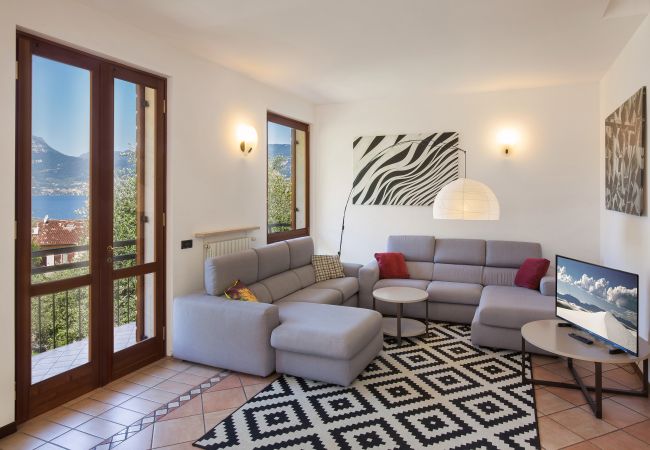 Villa in Torri del Benaco - Villa Carducci - Villa in ruhiger Lage in Pai, circa 6 km von Torri Del Benaco entfernt und ganz in der Nähe vom See und den Stränden mit 3 klimatisierten Schlafzimmern, privatem Garten, Terrasse und großem Balkon mit Seeblick. Geeignet für 6 Personen Villa in Torri del Benaco - Villa Carducci - Villa in ruhiger Lage in Pai, circa 6 km von Torri Del Benaco entfernt und ganz in der Nähe vom See und den Stränden mit 3 klimatisierten Schlafzimmern, privatem Garten, Terrasse und großem Balkon mit Seeblick. Geeignet für 6 Personen