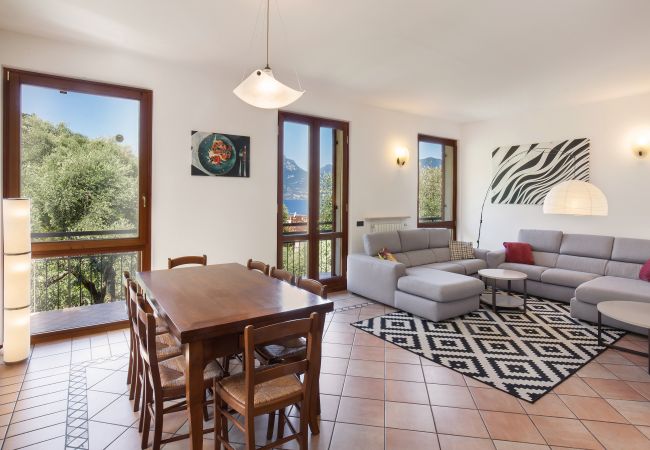 Villa in Torri del Benaco - Villa Carducci - Villa in ruhiger Lage in Pai, circa 6 km von Torri Del Benaco entfernt und ganz in der Nähe vom See und den Stränden mit 3 klimatisierten Schlafzimmern, privatem Garten, Terrasse und großem Balkon mit Seeblick. Geeignet für 6 Personen Villa in Torri del Benaco - Villa Carducci - Villa in ruhiger Lage in Pai, circa 6 km von Torri Del Benaco entfernt und ganz in der Nähe vom See und den Stränden mit 3 klimatisierten Schlafzimmern, privatem Garten, Terrasse und großem Balkon mit Seeblick. Geeignet für 6 Personen