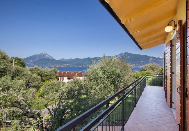 Villa in Torri del Benaco - Villa Carducci - Villa in ruhiger Lage in Pai, circa 6 km von Torri Del Benaco entfernt und ganz in der Nähe vom See und den Stränden mit 3 klimatisierten Schlafzimmern, privatem Garten, Terrasse und großem Balkon mit Seeblick. Geeignet für 6 Personen Villa in Torri del Benaco - Villa Carducci - Villa in ruhiger Lage in Pai, circa 6 km von Torri Del Benaco entfernt und ganz in der Nähe vom See und den Stränden mit 3 klimatisierten Schlafzimmern, privatem Garten, Terrasse und großem Balkon mit Seeblick. Geeignet für 6 Personen