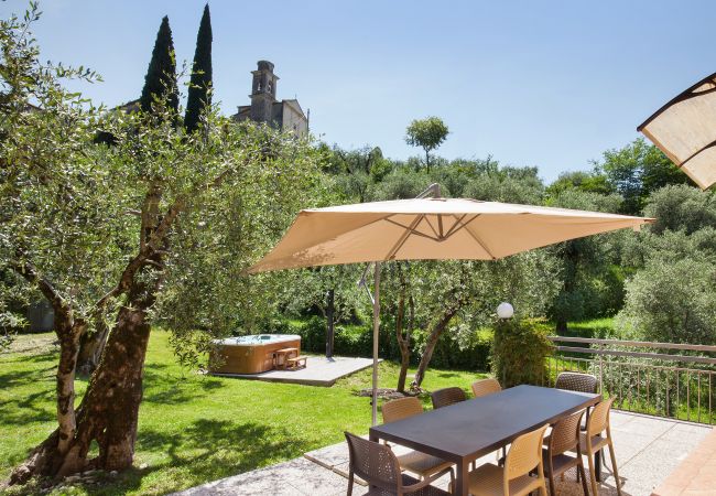 Villa in Torri del Benaco - Villa Carducci - Villa in ruhiger Lage in Pai, circa 6 km von Torri Del Benaco entfernt und ganz in der Nähe vom See und den Stränden mit 3 klimatisierten Schlafzimmern, privatem Garten, Terrasse und großem Balkon mit Seeblick. Geeignet für 6 Personen Villa in Torri del Benaco - Villa Carducci - Villa in ruhiger Lage in Pai, circa 6 km von Torri Del Benaco entfernt und ganz in der Nähe vom See und den Stränden mit 3 klimatisierten Schlafzimmern, privatem Garten, Terrasse und großem Balkon mit Seeblick. Geeignet für 6 Personen
