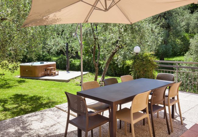 Villa in Torri del Benaco - Villa Carducci - Villa in ruhiger Lage in Pai, circa 6 km von Torri Del Benaco entfernt und ganz in der Nähe vom See und den Stränden mit 3 klimatisierten Schlafzimmern, privatem Garten, Terrasse und großem Balkon mit Seeblick. Geeignet für 6 Personen Villa in Torri del Benaco - Villa Carducci - Villa in ruhiger Lage in Pai, circa 6 km von Torri Del Benaco entfernt und ganz in der Nähe vom See und den Stränden mit 3 klimatisierten Schlafzimmern, privatem Garten, Terrasse und großem Balkon mit Seeblick. Geeignet für 6 Personen