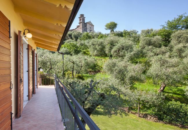 Villa in Torri del Benaco - Villa Carducci - Villa in ruhiger Lage in Pai, circa 6 km von Torri Del Benaco entfernt und ganz in der Nähe vom See und den Stränden mit 3 klimatisierten Schlafzimmern, privatem Garten, Terrasse und großem Balkon mit Seeblick. Geeignet für 6 Personen Villa in Torri del Benaco - Villa Carducci - Villa in ruhiger Lage in Pai, circa 6 km von Torri Del Benaco entfernt und ganz in der Nähe vom See und den Stränden mit 3 klimatisierten Schlafzimmern, privatem Garten, Terrasse und großem Balkon mit Seeblick. Geeignet für 6 Personen
