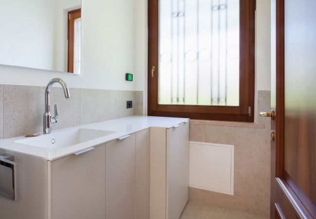 Villa in Torri del Benaco - Villa Carducci - Villa in ruhiger Lage in Pai, circa 6 km von Torri Del Benaco entfernt und ganz in der Nähe vom See und den Stränden mit 3 klimatisierten Schlafzimmern, privatem Garten, Terrasse und großem Balkon mit Seeblick. Geeignet für 6 Personen Villa in Torri del Benaco - Villa Carducci - Villa in ruhiger Lage in Pai, circa 6 km von Torri Del Benaco entfernt und ganz in der Nähe vom See und den Stränden mit 3 klimatisierten Schlafzimmern, privatem Garten, Terrasse und großem Balkon mit Seeblick. Geeignet für 6 Personen