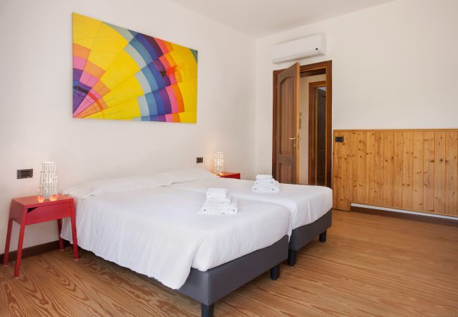 Villa in Torri del Benaco - Villa Carducci - Villa in ruhiger Lage in Pai, circa 6 km von Torri Del Benaco entfernt und ganz in der Nähe vom See und den Stränden mit 3 klimatisierten Schlafzimmern, privatem Garten, Terrasse und großem Balkon mit Seeblick. Geeignet für 6 Personen Villa in Torri del Benaco - Villa Carducci - Villa in ruhiger Lage in Pai, circa 6 km von Torri Del Benaco entfernt und ganz in der Nähe vom See und den Stränden mit 3 klimatisierten Schlafzimmern, privatem Garten, Terrasse und großem Balkon mit Seeblick. Geeignet für 6 Personen
