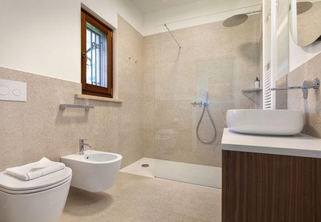Villa in Torri del Benaco - Villa Carducci - Villa in ruhiger Lage in Pai, circa 6 km von Torri Del Benaco entfernt und ganz in der Nähe vom See und den Stränden mit 3 klimatisierten Schlafzimmern, privatem Garten, Terrasse und großem Balkon mit Seeblick. Geeignet für 6 Personen Villa in Torri del Benaco - Villa Carducci - Villa in ruhiger Lage in Pai, circa 6 km von Torri Del Benaco entfernt und ganz in der Nähe vom See und den Stränden mit 3 klimatisierten Schlafzimmern, privatem Garten, Terrasse und großem Balkon mit Seeblick. Geeignet für 6 Personen
